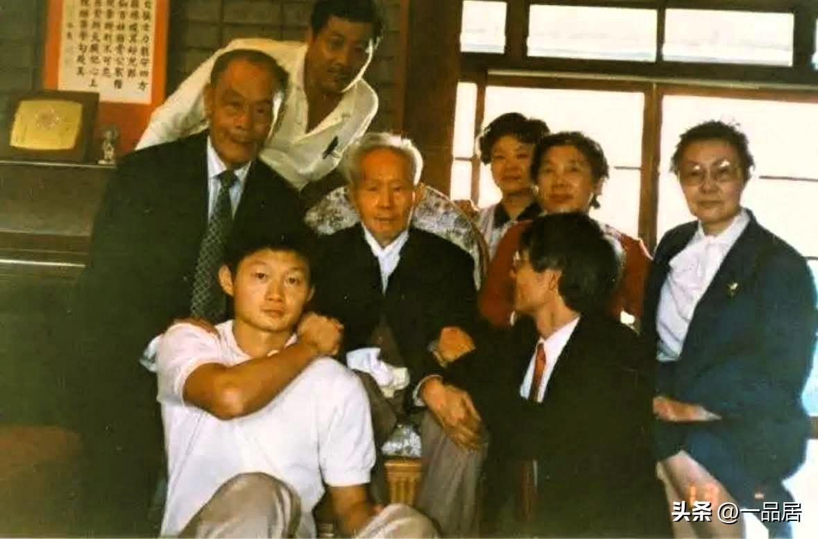 1988年，恢复了“自由身”的抗日名将，孙立人和家人合影。已经是，满头银发。