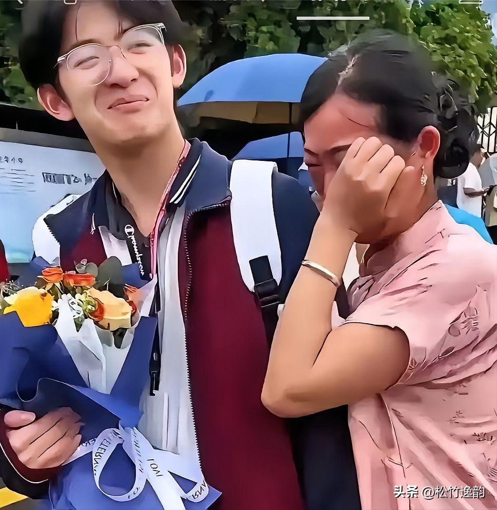 泪目！1米85少年，716分考上清华。可这张录取通知书背后，没有父母铺路，只有小