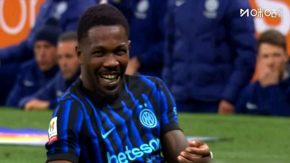 还说要给裁判加培训？！这标题我真是看笑了。
 

科莫队9天内两次2-0领先被翻