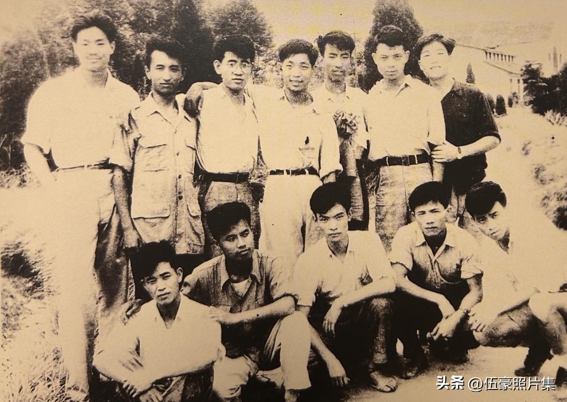 袁隆平大学期间，正值抗美援朝战争。1952年，他参加了空军飞行员考试，进入了空军
