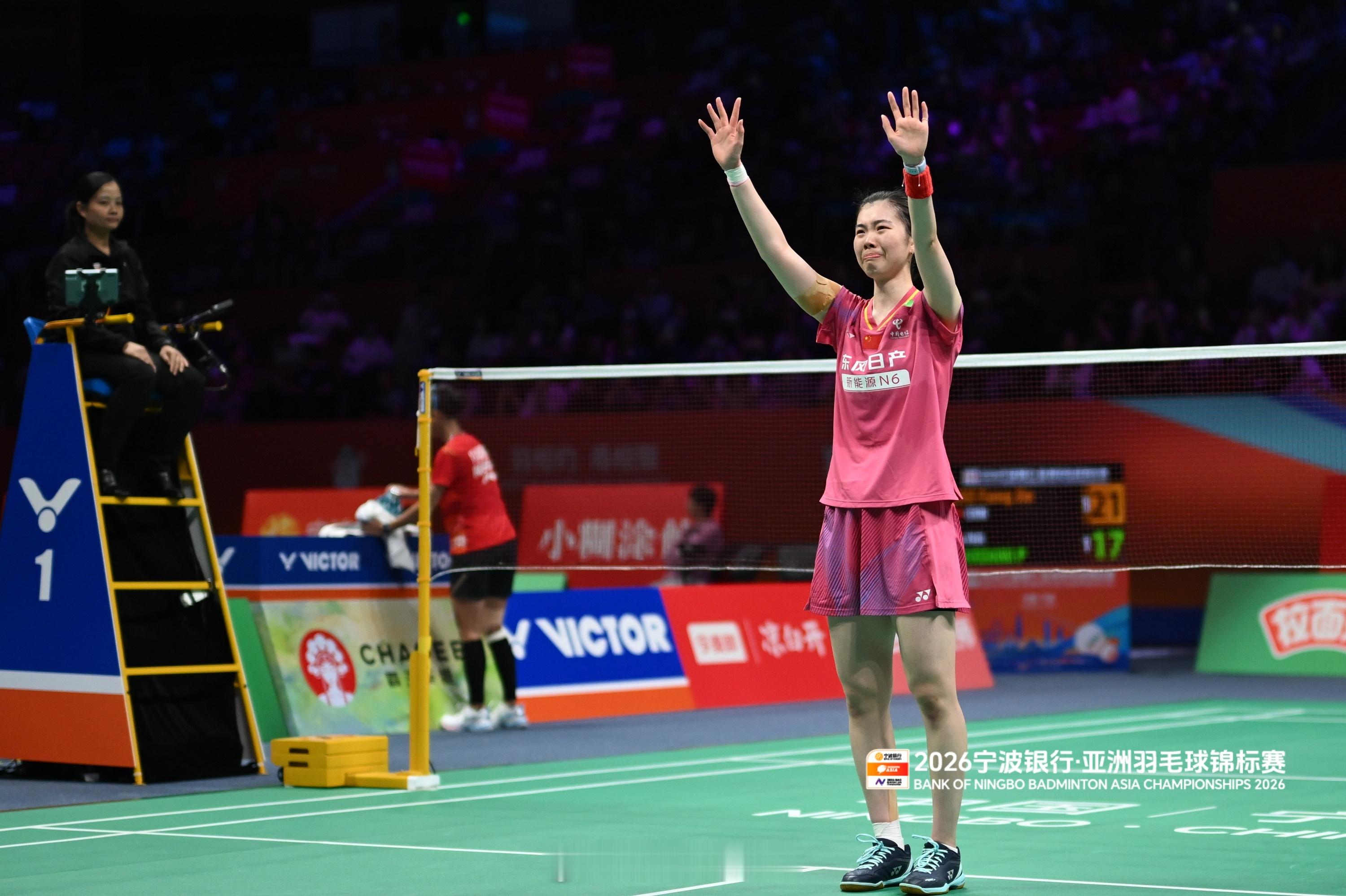 高昉洁自备了一桶球给观众 高昉洁三局逆转进八强！赢球后小高再次忍不住流泪，还从自