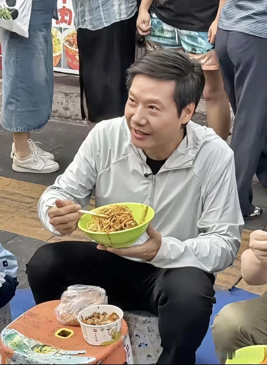 大家发现了吗?
​雷军越来越不对劲了。
​明明他都已经57岁了，却变得越来越接地