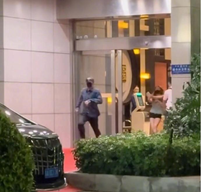檀健次从机场VIP通道出来被私生饭围堵，他迅速跑进车后发现外面有很多粉丝在等，于