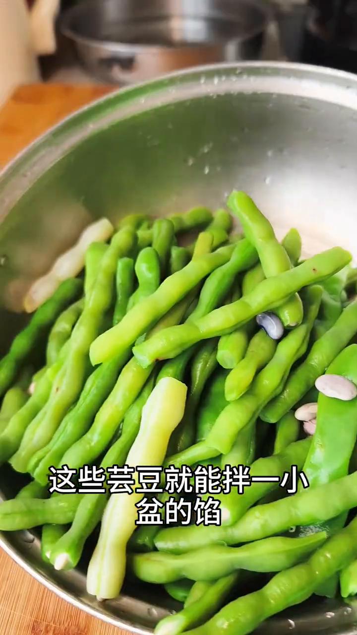 豆角馅包子。
一盘油滋了的放在绞馅机里一搅，再和豆角馅搭配在一起，出锅就是又宣又