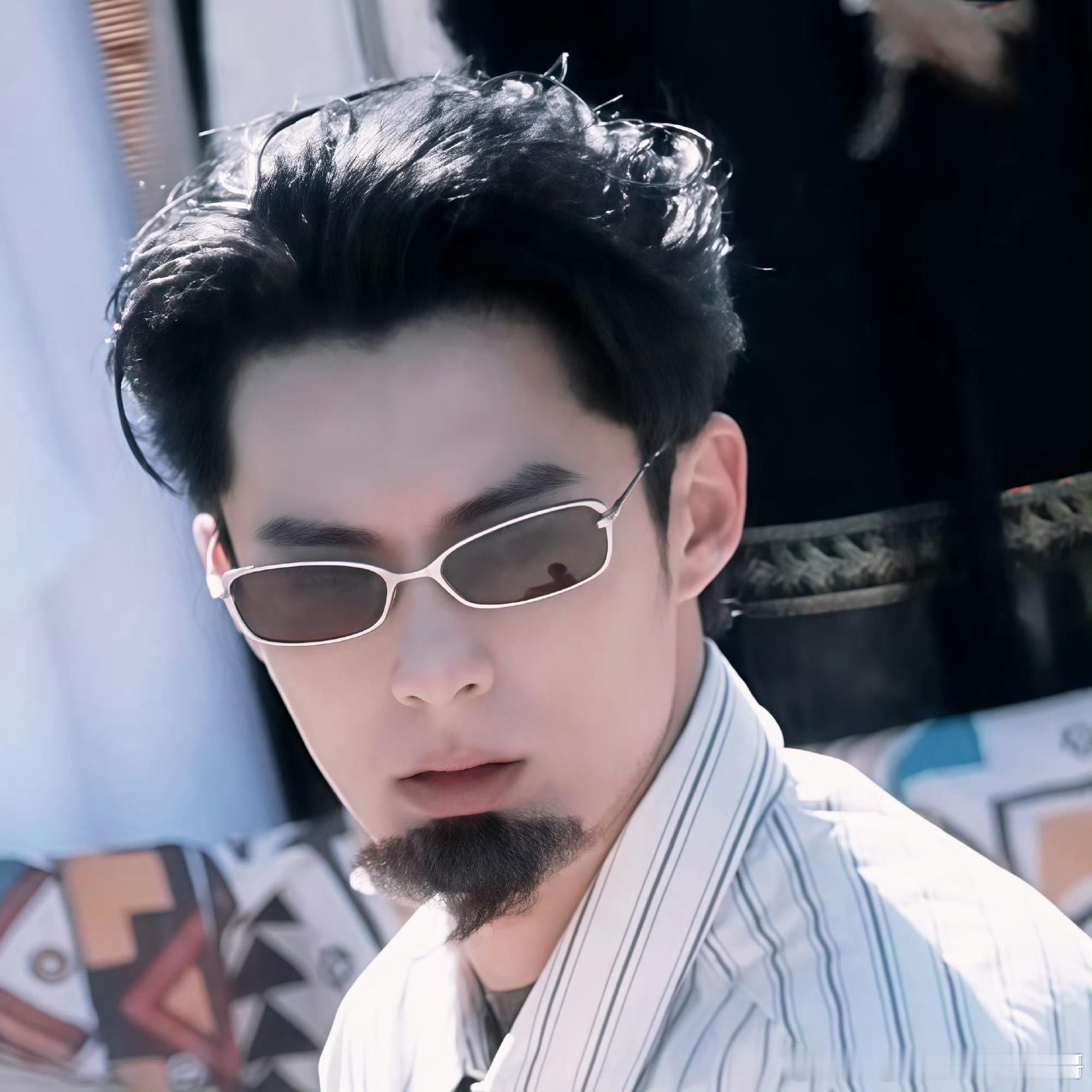 王鹤棣《宇宙闪烁请注意》今日最新路透，电钻啃玉米、贴胡子，综艺效果拉满了