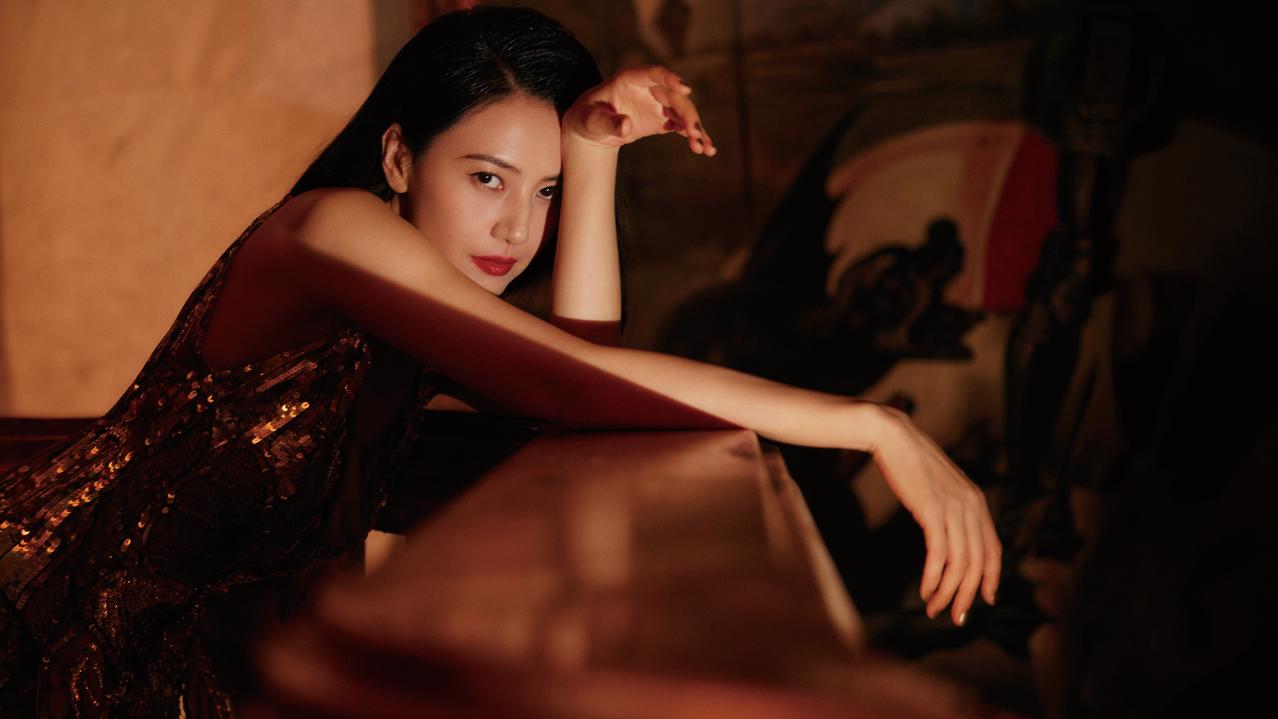 鎏金碎影落于裙裾，暖光漫过复古红调。

明艳红唇定格气场，卷发流转慵懒风情。
于