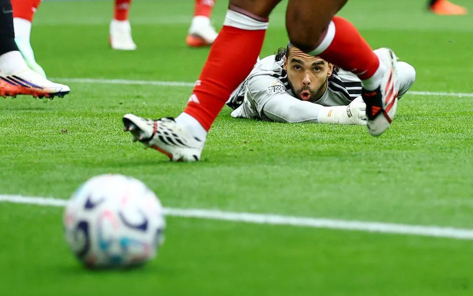 布莱顿vs阿森纳 第15分钟，拉亚的出球线路选择，看着吓人啊，好在吉马良斯的身体
