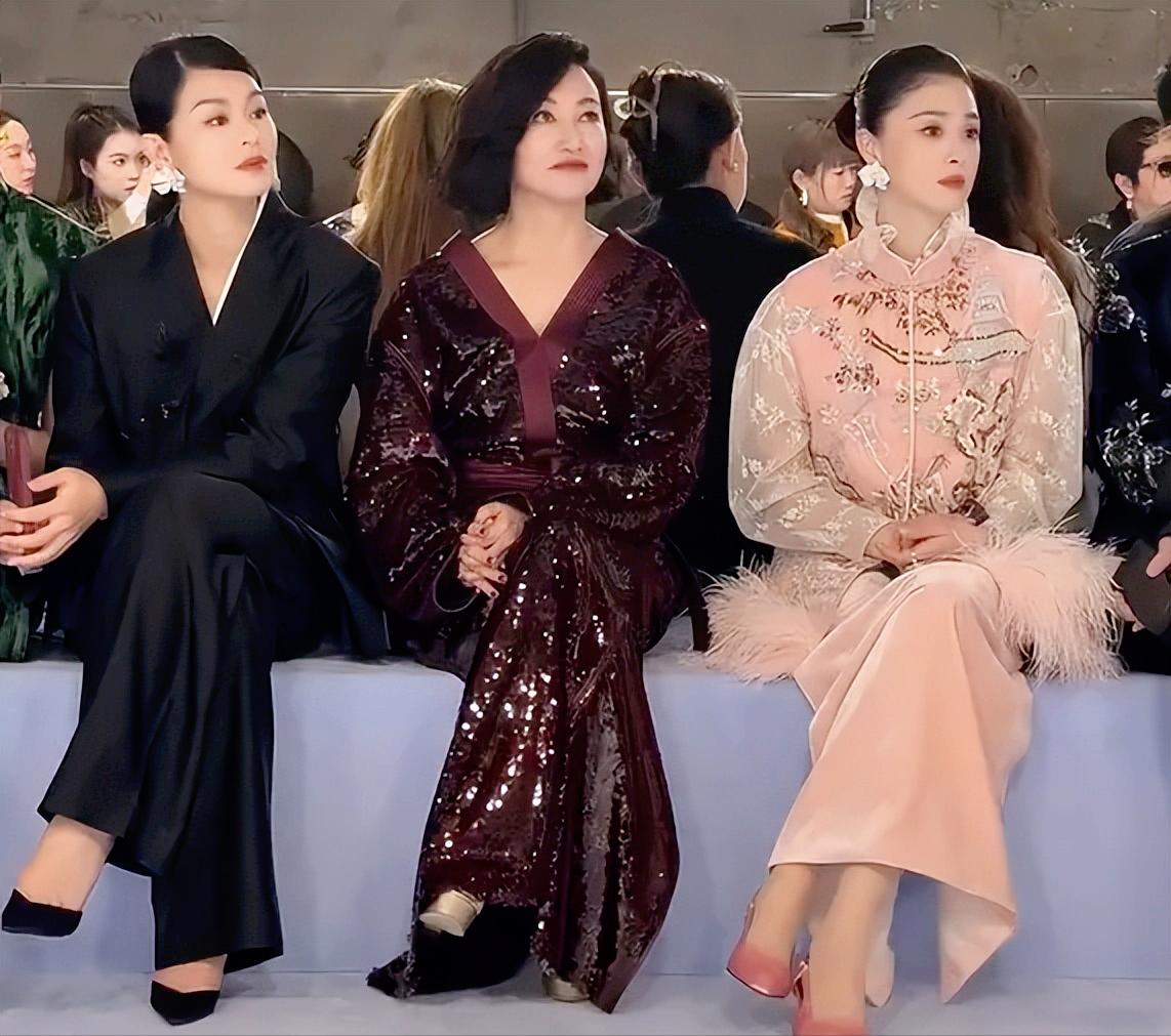 上海新中式大秀这晚，明星扎堆却藏着惊喜！胡杏儿帅得像女老板，蒋欣嫩到晃眼，可我居