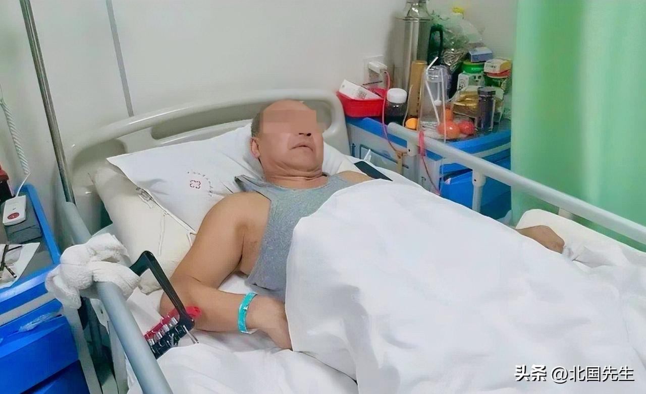 又是无视交通惹的祸，
这次搬起石头砸了自己的脚，
67岁大爷连闯3次红灯，
遭三