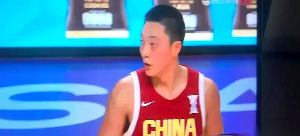 打两场球，身价就“暴跌”了？
我真的看笑了。
这帽子扣得，比球员在场上跑得都快。