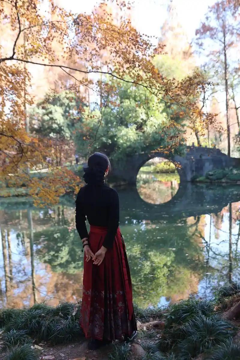 很现实的一段话：

“弱国无外交，穷人无人脉，如果你是打工的，不要请客，不要送礼