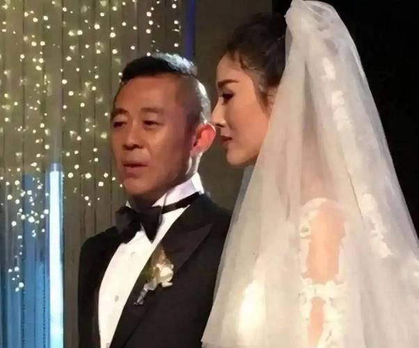 近日，58岁老戏骨侯勇携三婚妻子王瑞及孩子亮相，画面温馨。王瑞虽比侯勇小20多岁