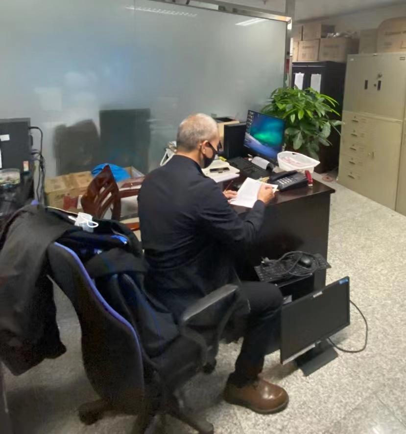 我1969年出生，15岁起开始抽烟，烟龄已有几十年。去年八月开始戒烟。原本烟瘾不