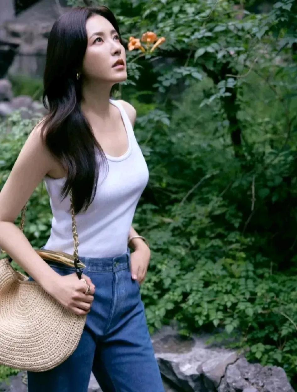 有人说中年女人不能穿背心
我觉得这是羡慕嫉妒恨吧
只要身材好，有啥不可以穿的
你