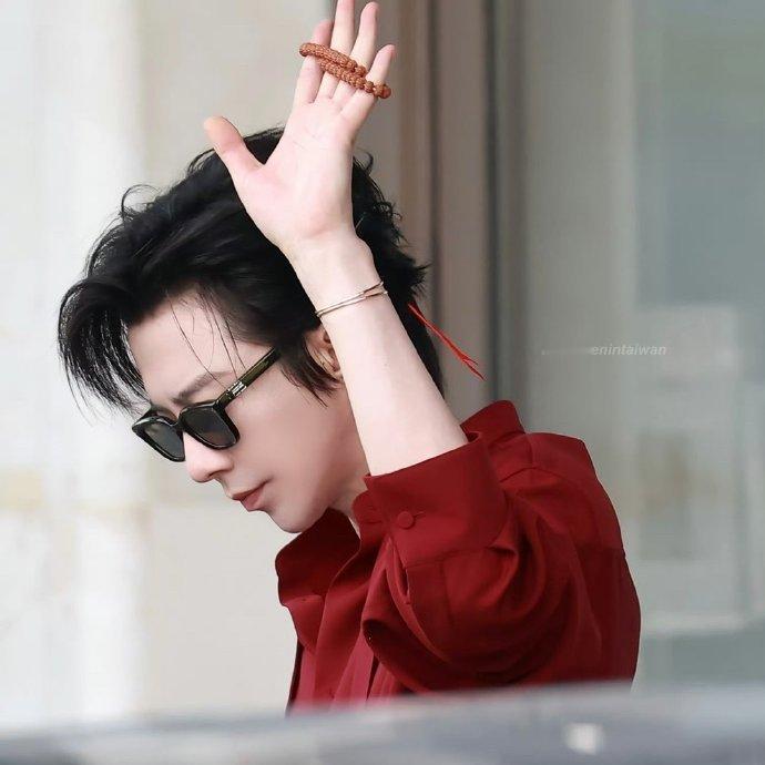 刘宇宁《音乐缘计划》上班！黑发＋红色羽毛+红色衬衫好帅！！ ​​​