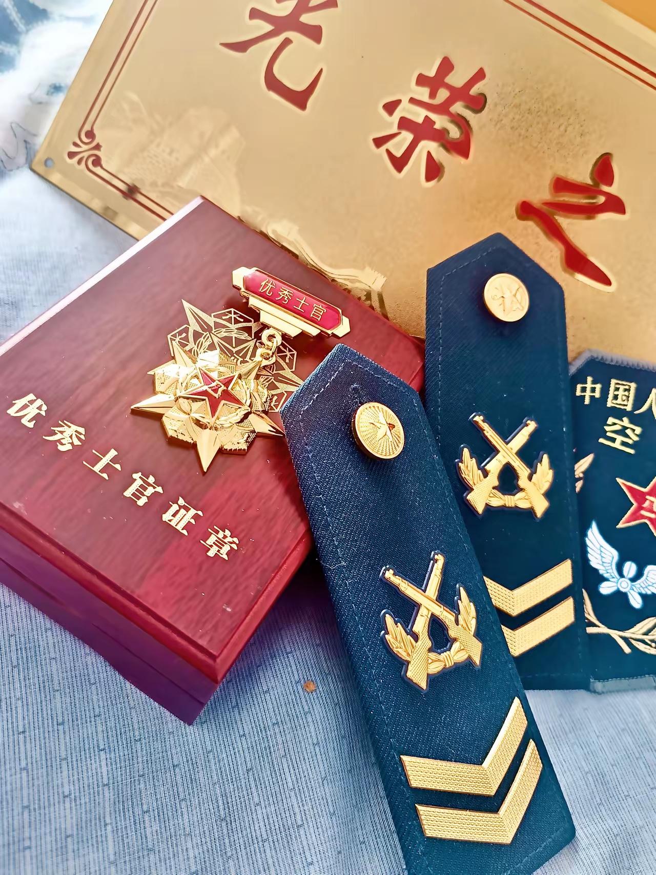 当上这样的军衔，应该是全村人的骄傲吧