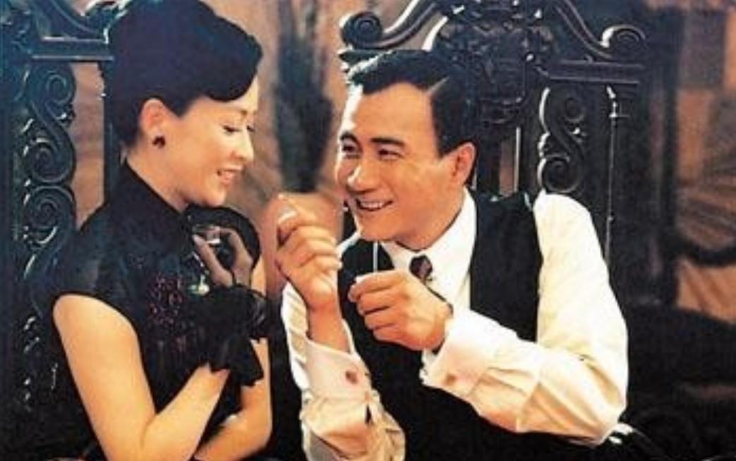 一次，胡军对膝下无子的刘嘉玲说：“姐，想要儿子么？”刘嘉玲一口干完老村长：“别开