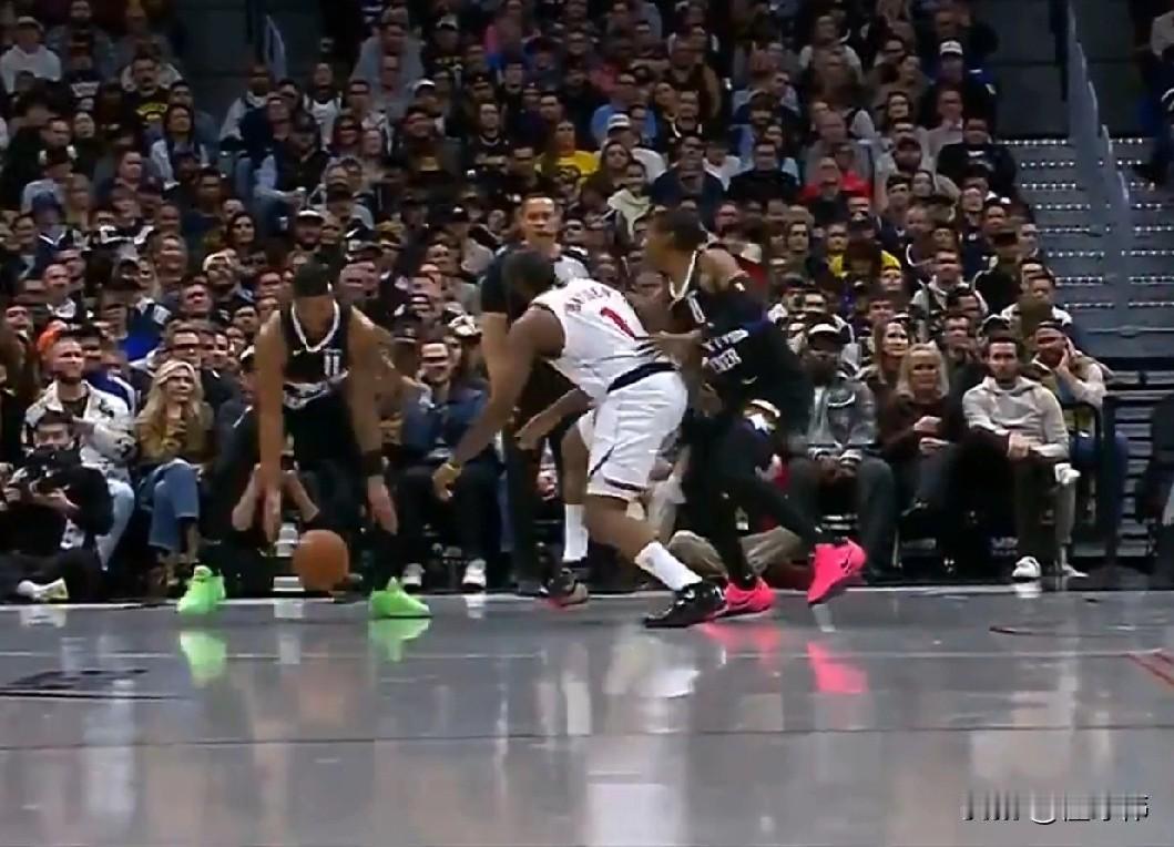 必须包夹！沃特森谈包夹哈登：

“必须包夹哈登。”

“他处理球的能力太强了。”