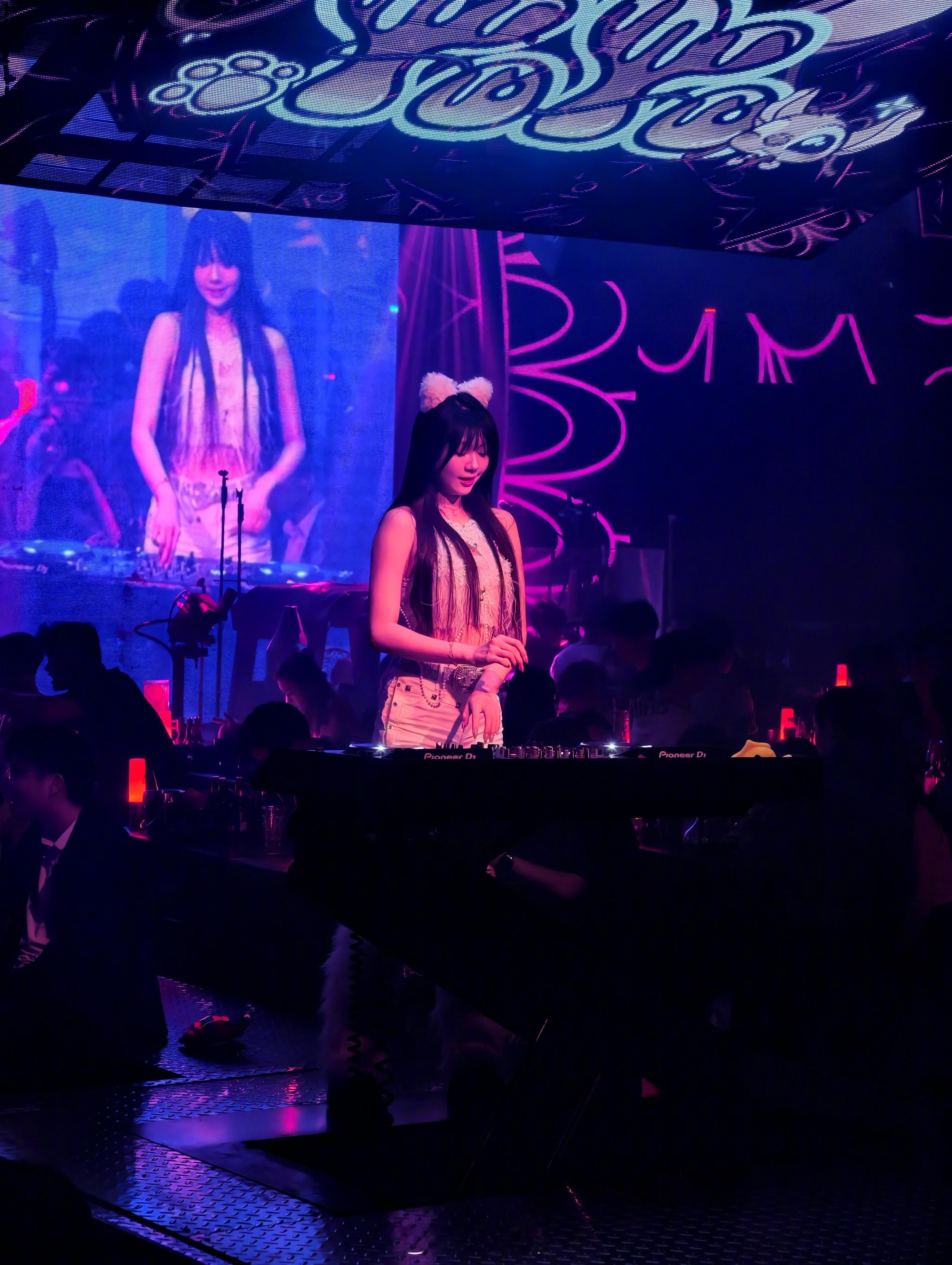 兄弟们都去广州准备参加车展了！只有我一个人在家带娃，然后他们刚才发给我了这几张图