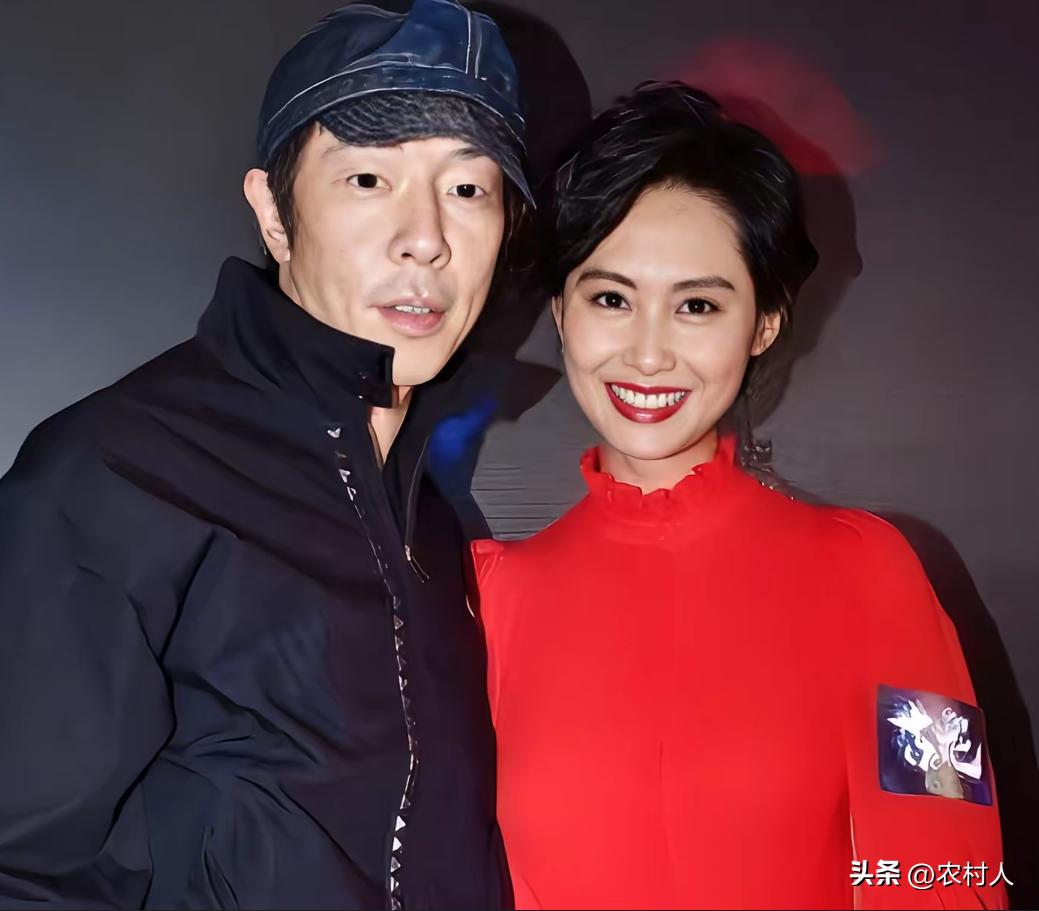 2013年，黄贯中父亲经常对儿媳妇朱茵拳打脚踢。黄贯中得知后怒火中烧，发出“弑父