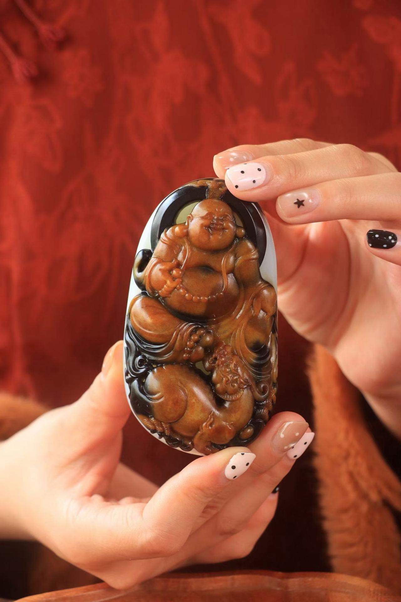 收藏〈籽·弥勒笑佛〉

新疆和田玉老坑籽料，玉质水润细腻，皮色均净明丽～弥勒佛开