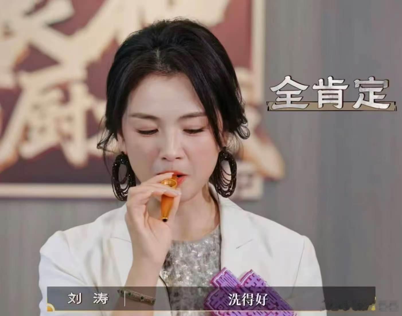 刘涛不语只一味投喂高叶百厨大战 看着刘涛一路分享美食给高叶，真是温柔又暖心，她的