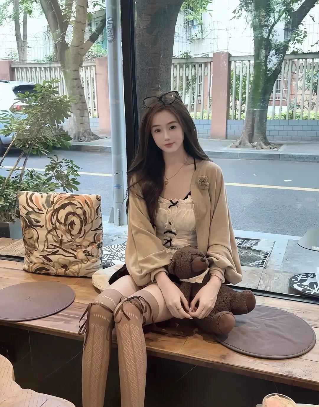 窗边少女与毛绒熊的温馨时光🌿🧸