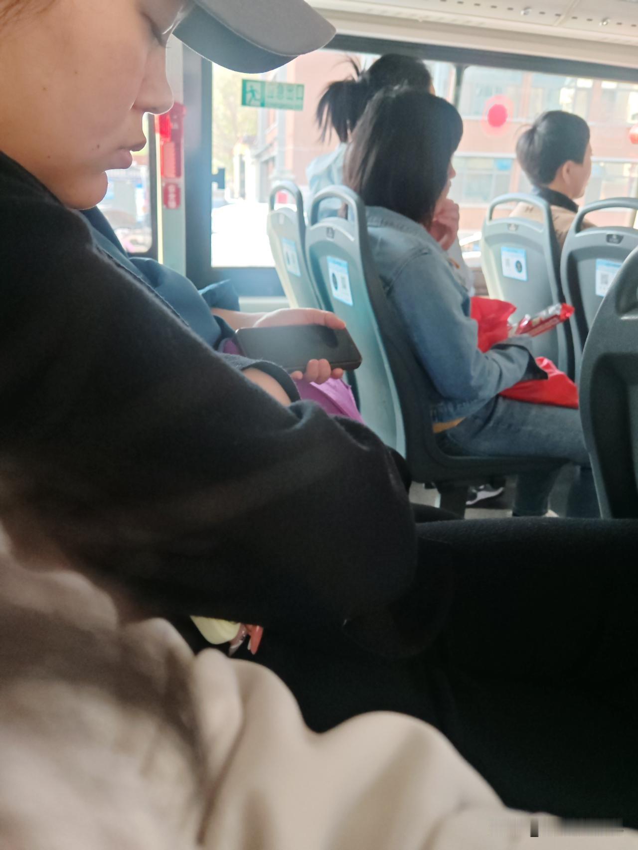 我每天活的很累，
感觉好多人都在关注自己，
一举一动都是特别在乎，
把自己活成装