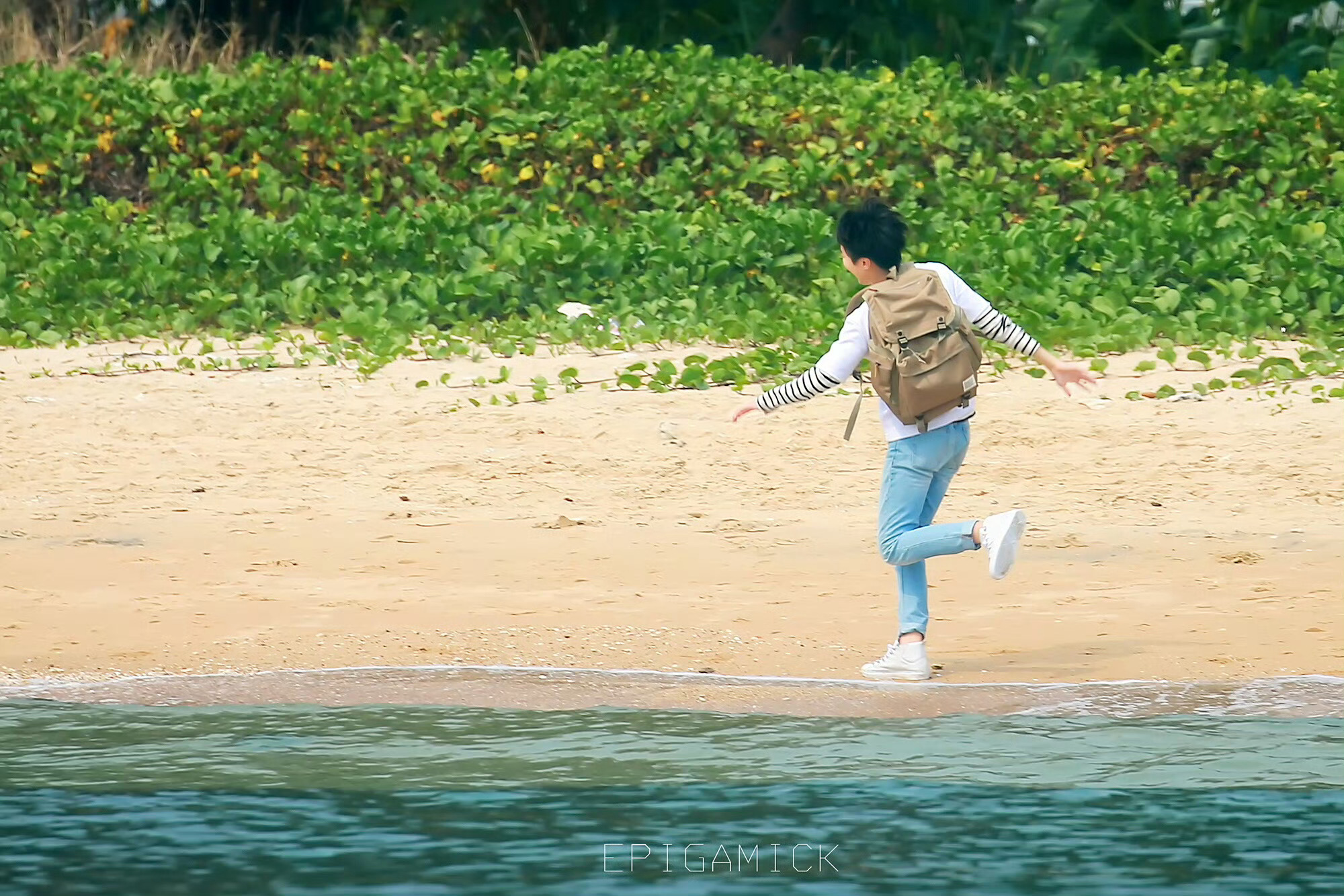 有关部门能不能严查一下为什么此小孩到了海边会变笨 