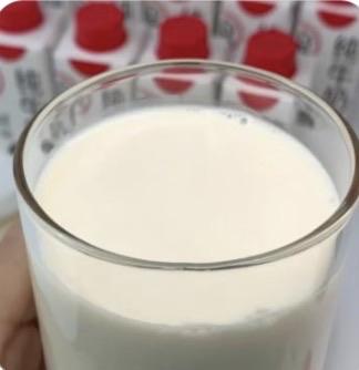 1. 强壮骨骼，预防骨质疏松：牛奶富含钙质且易吸收，能有效减缓随年龄增长而加速的