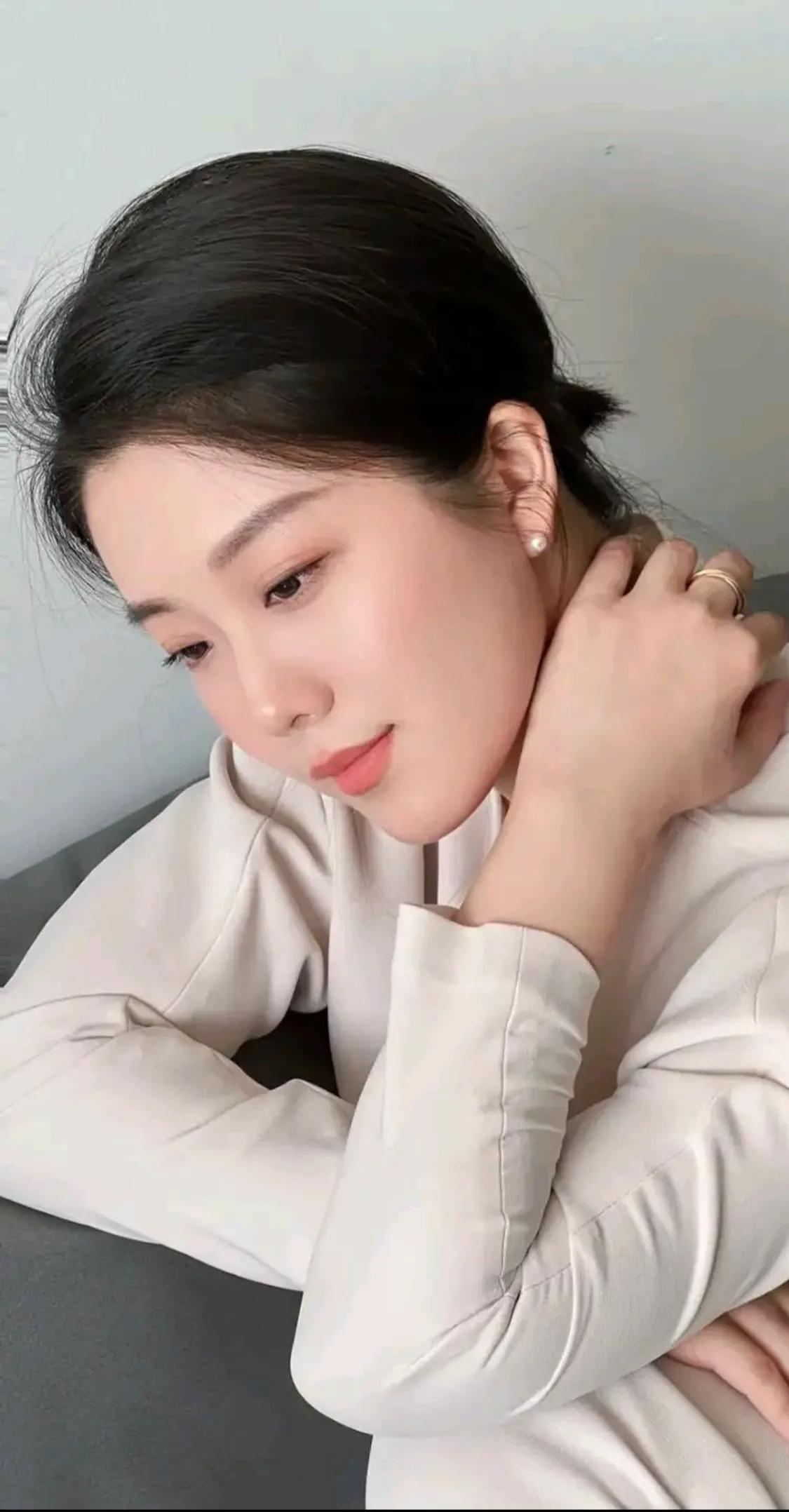 兄弟们，我偷摸告诉你们我们女生的一个秘密。

女人不喜欢你就要拒绝你，往往她不会