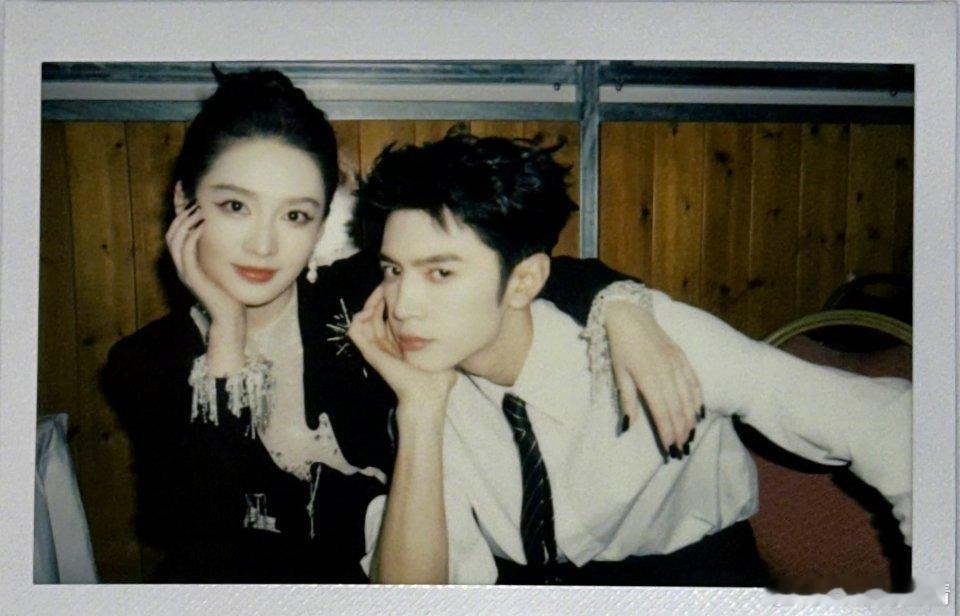 李沁穿了张晚意送的衣服沁沁的CP不少哇，陈哲远、曾舜晞、龚俊、张晚意、张凌赫，期