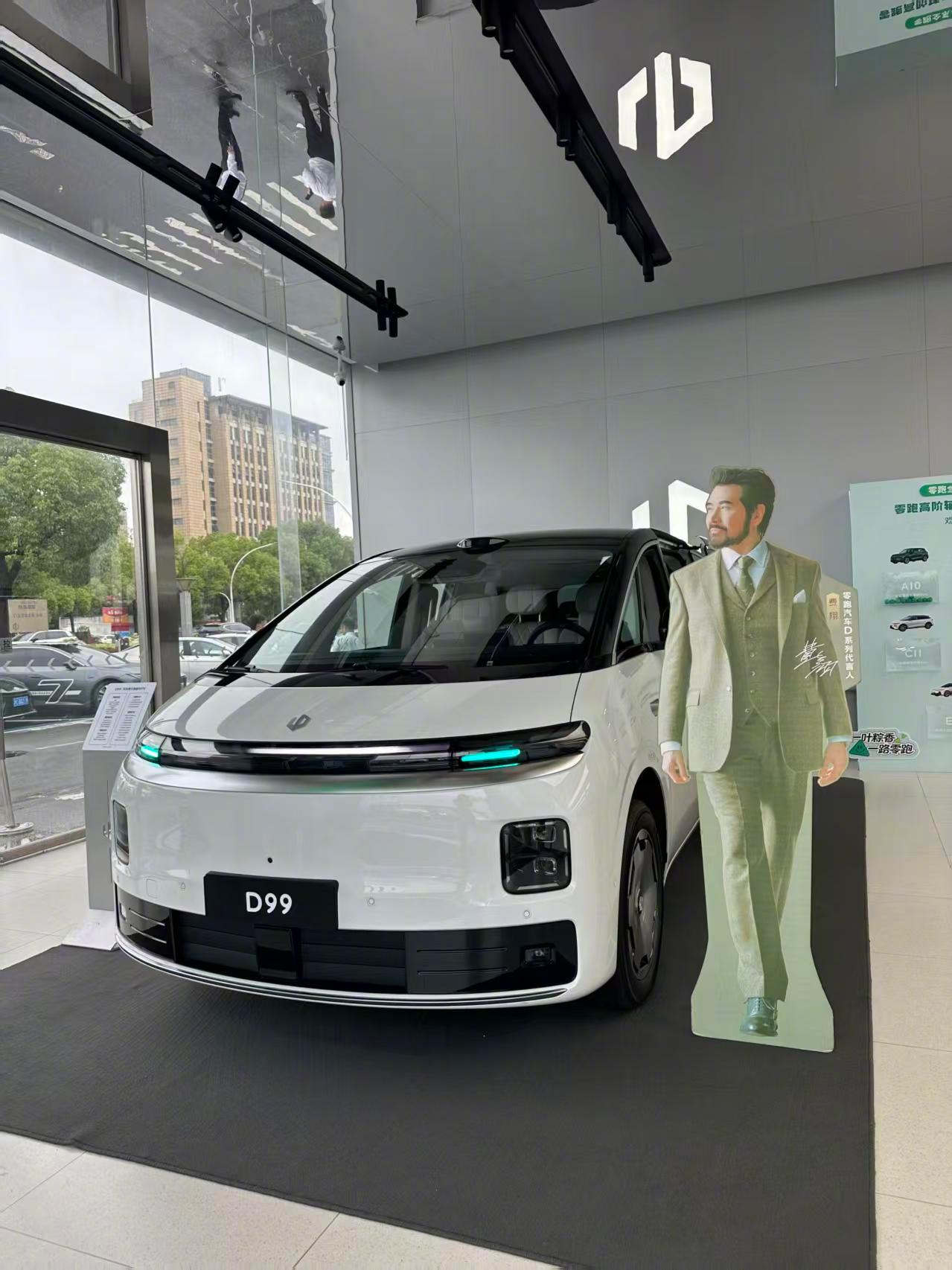 中大型七座MPV，二排零重力航空椅可旋转，增程纯电480、纯电700；双叉臂前五