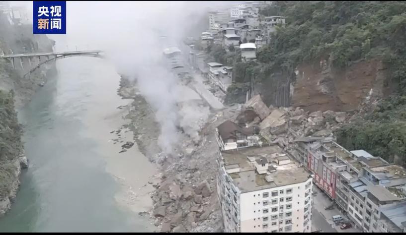 7月17日清晨重庆彭水乌江三桥突发山体滑坡，多处民房损毁、有人被困。

看到网友