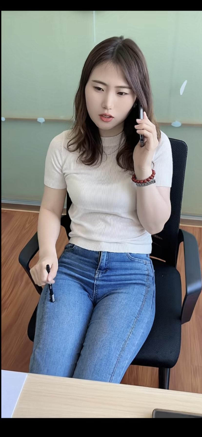 简约白色上衣搭配牛仔裤，轻松舒适，适合办公日常。