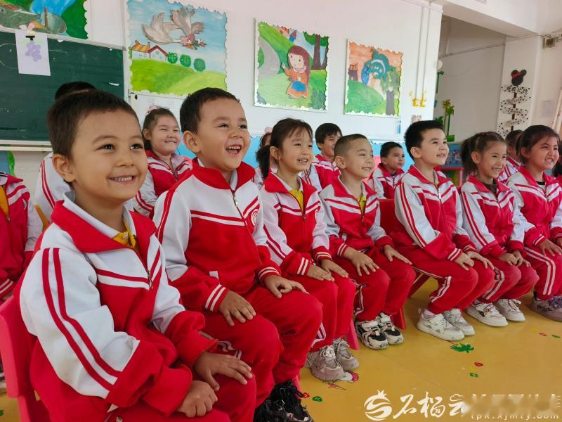 新疆幼儿园里的暖心友谊近日，多位代表分享民族团结故事。新疆幼儿园汉维小朋友结为 