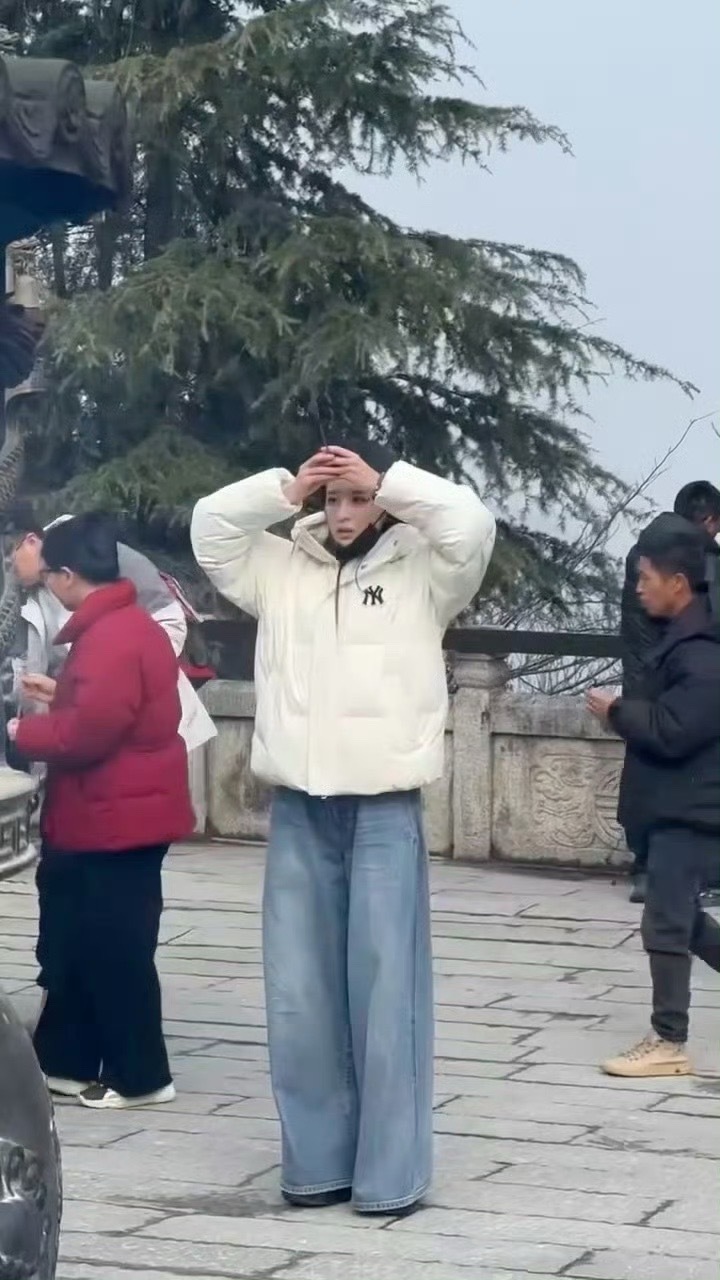 九华山偶遇王楚然祈福 有网友偶遇王楚然去九华山祈福，特别虔诚的在敬香🙏🏻 