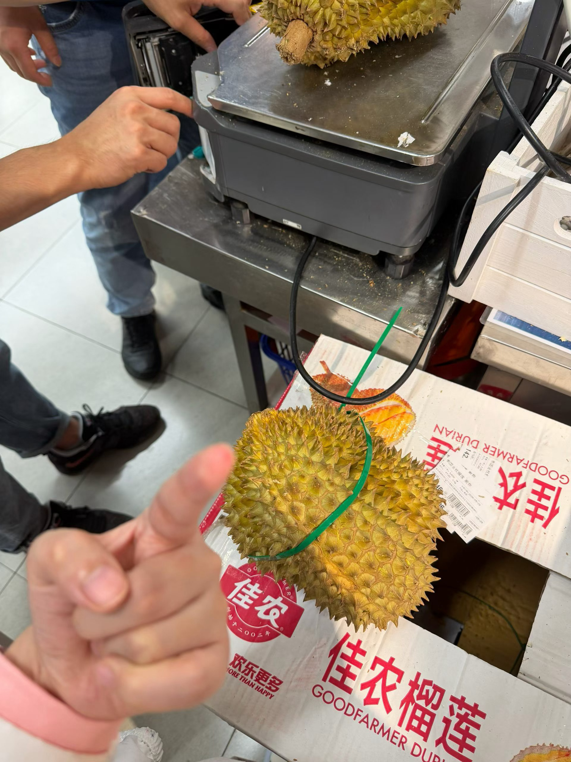 挑个榴莲，被榴莲扎了