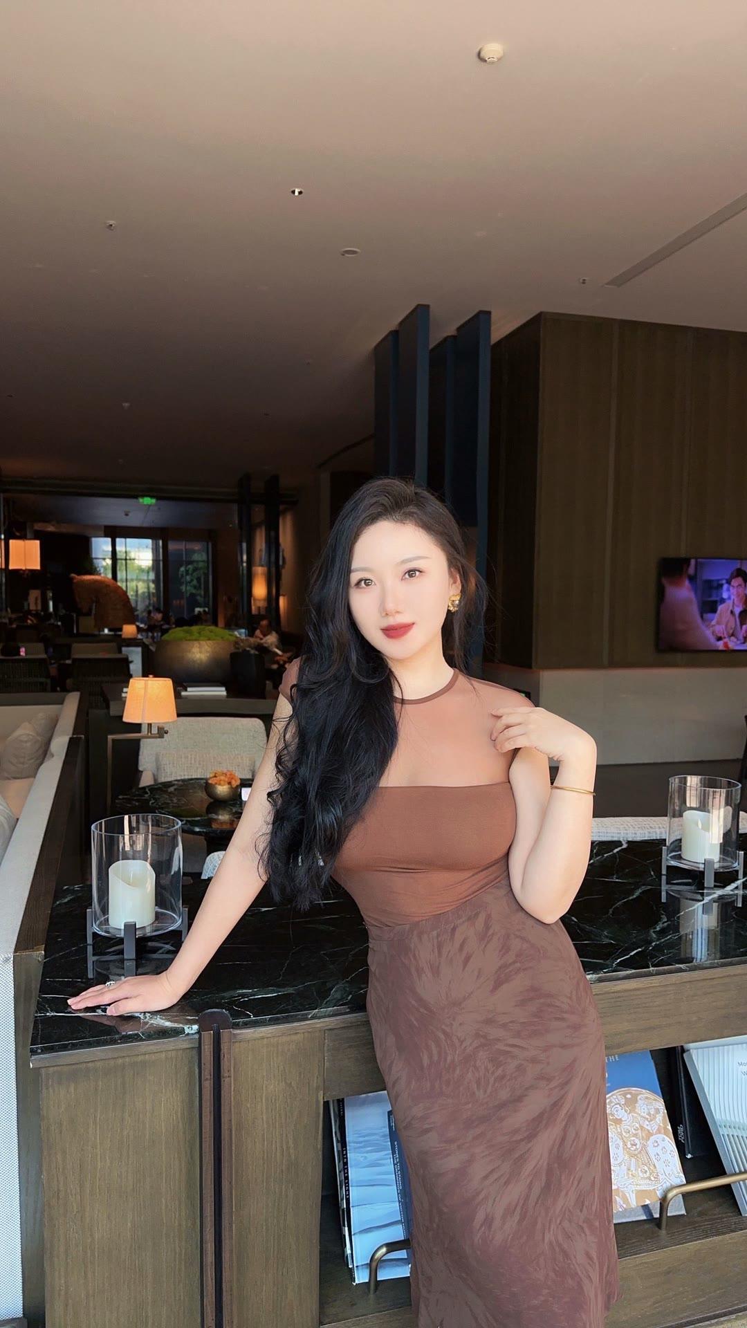 一袭咖色网纱拼接连衣裙，成熟又性感！