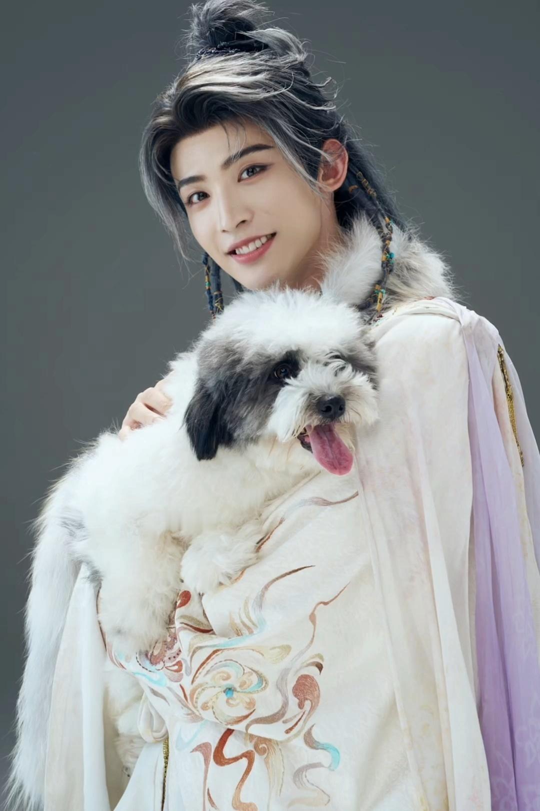远看小猪脑袋大，近看小猪大脑袋 