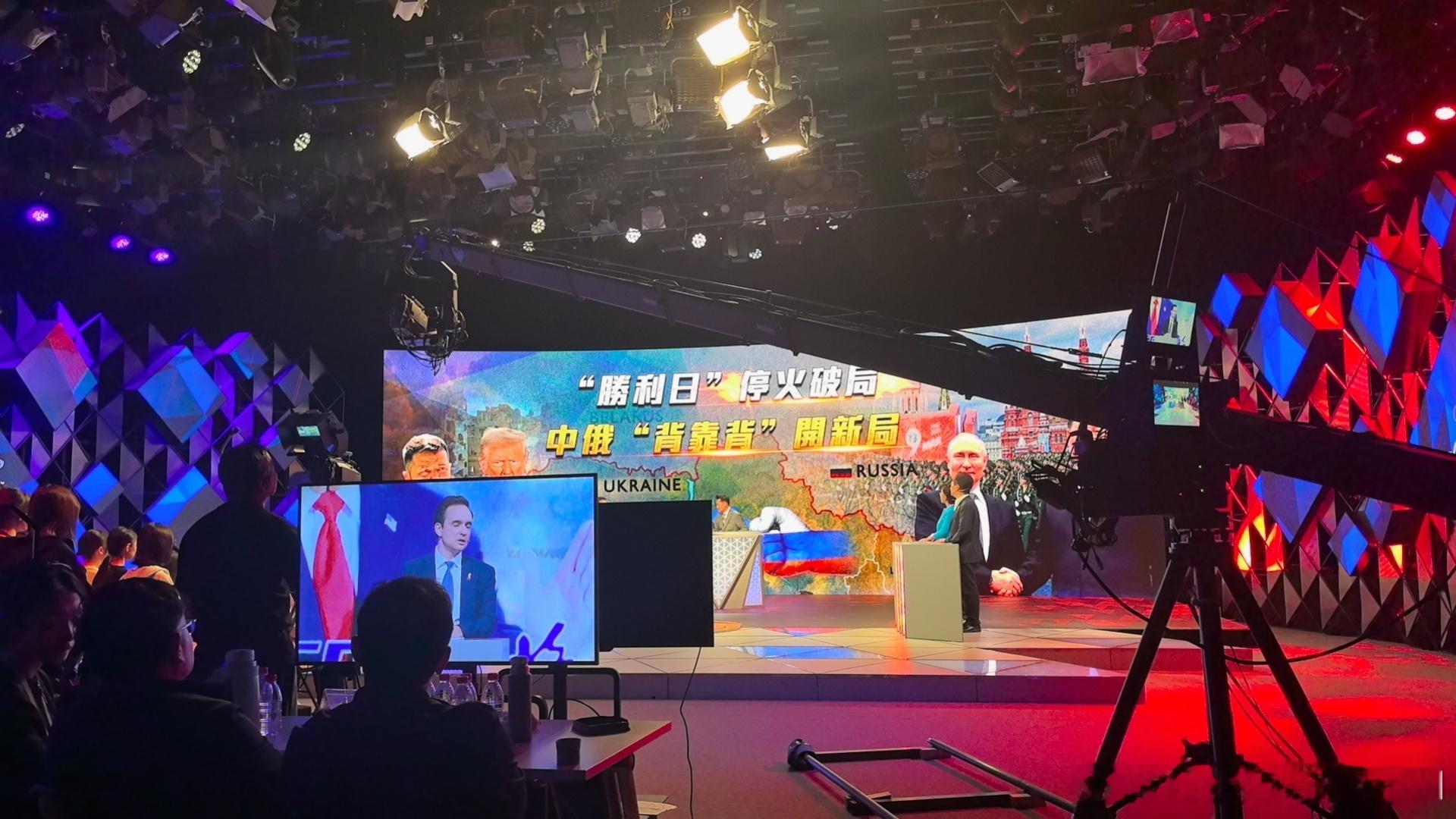 非常荣幸受邀参加凤凰卫视中文台王牌节目《一虎一席谈》。录制现场与俄罗斯驻华使馆参