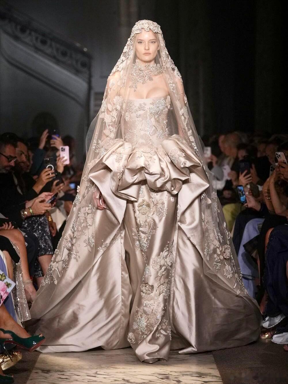ElieSaab 高定的话线姐和彤姐基本上肯定会穿吧    [思考] ​​​