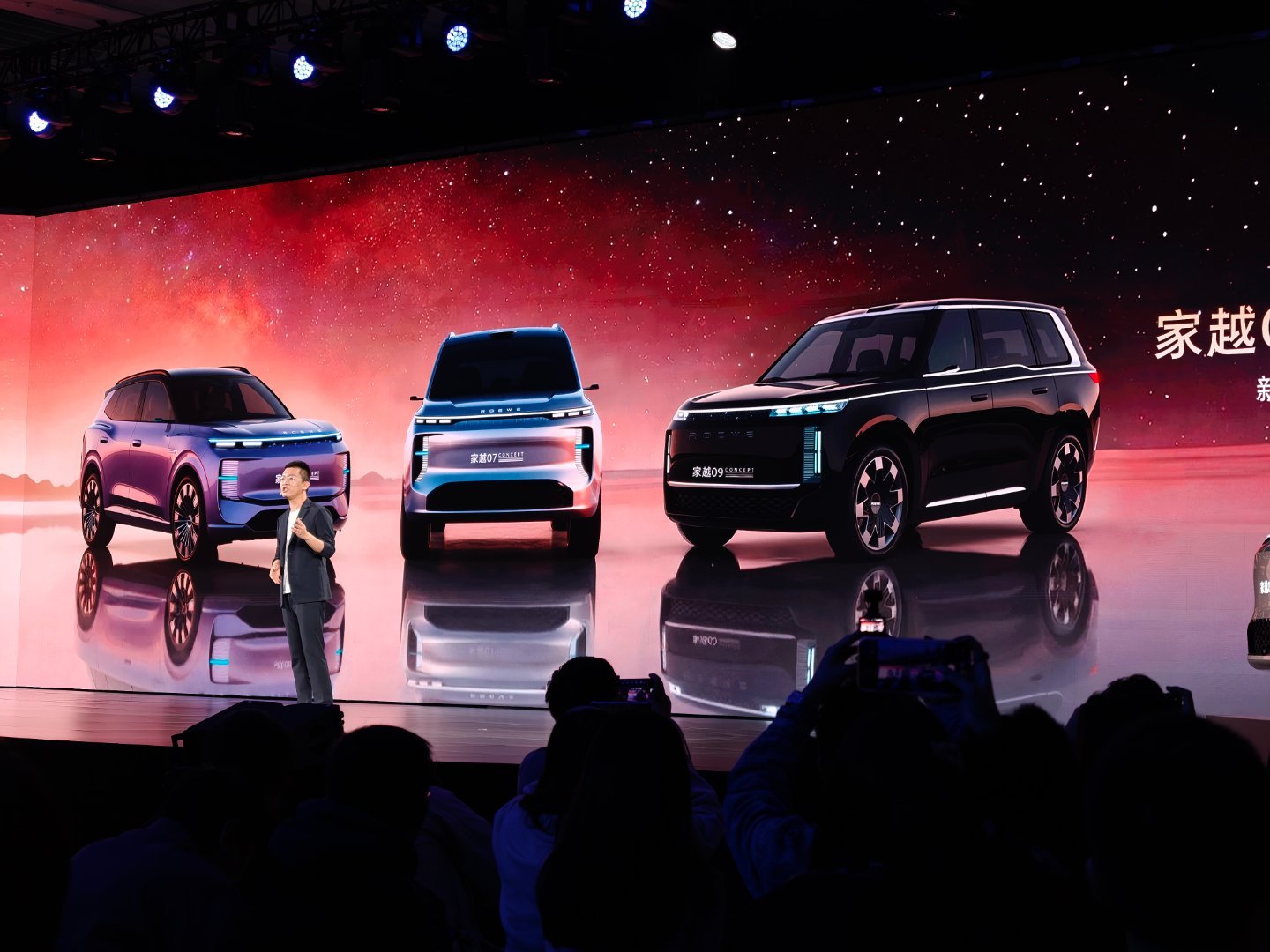 荣威火山联手合作家越AI汽车 荣威发布了全新的SUV系列：家越。新系列有07、0