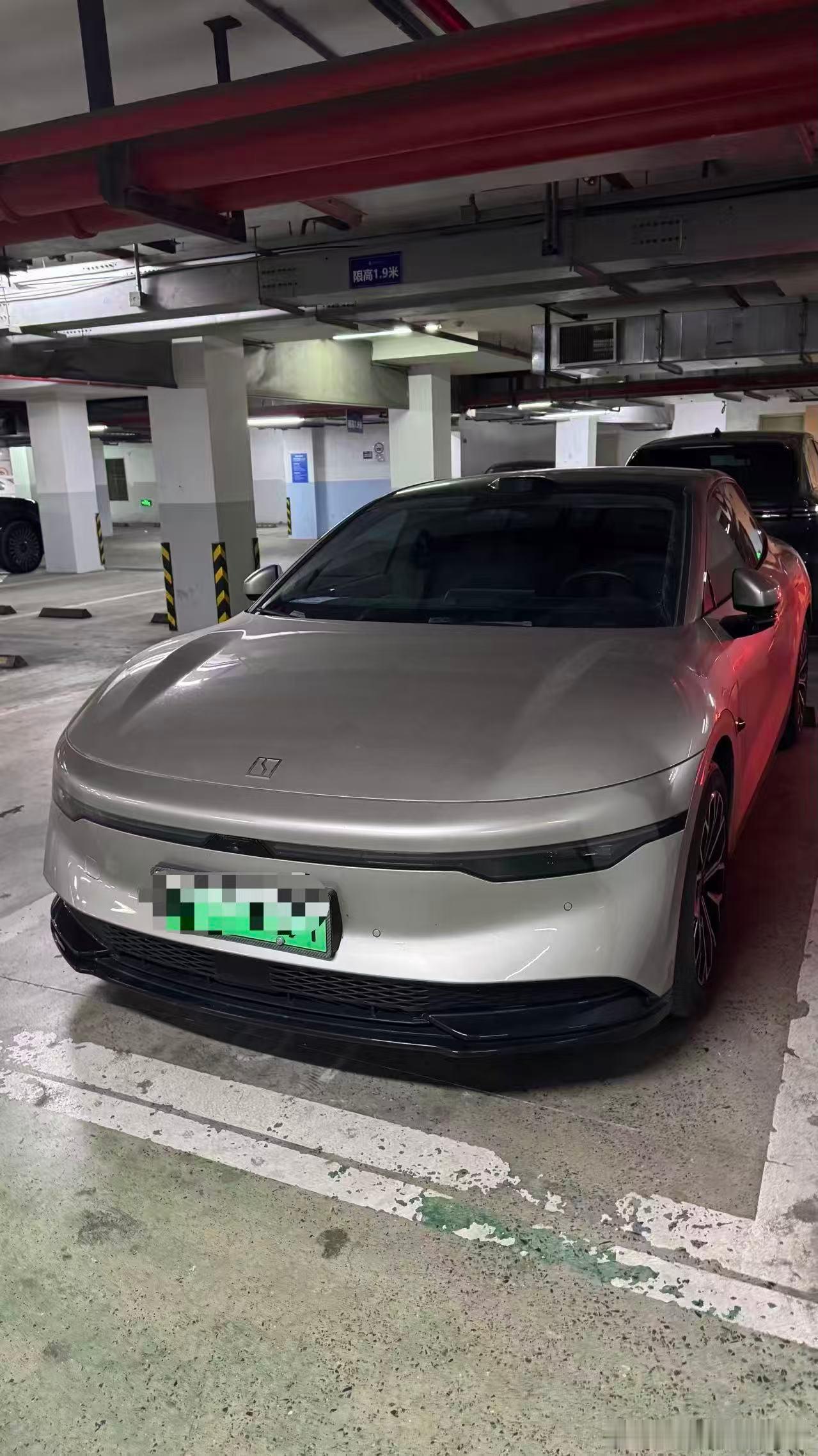第一次见到没有选贯穿灯幕的极氪007，也是别有一番风味大V聊车