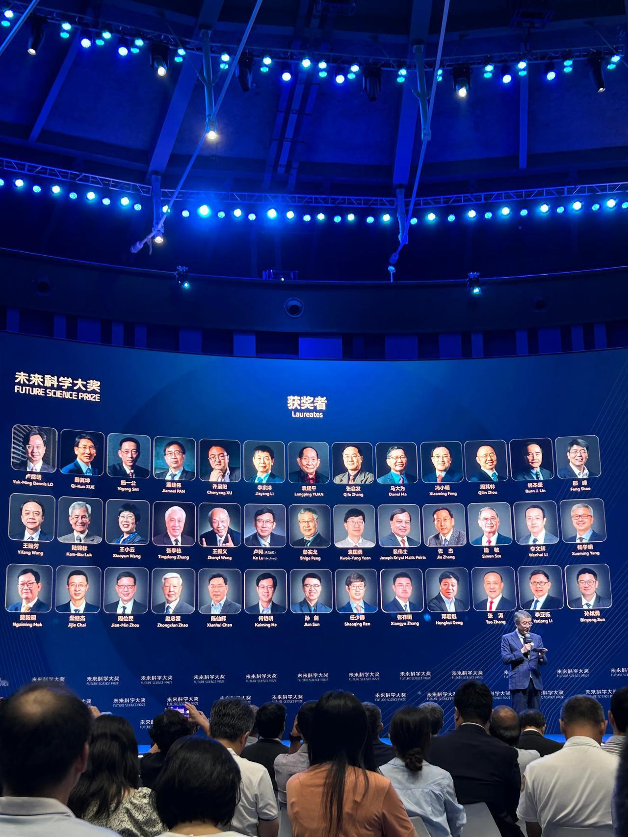 连 线 获 奖 者 时 ， 也 听 到 获 奖 者 一 直 在 感 谢 未 来 