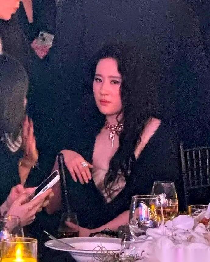 就这张图，谁再说刘亦菲不食人间烟火，我真得跟他说道说道。
这眼神，哪是神仙？分明