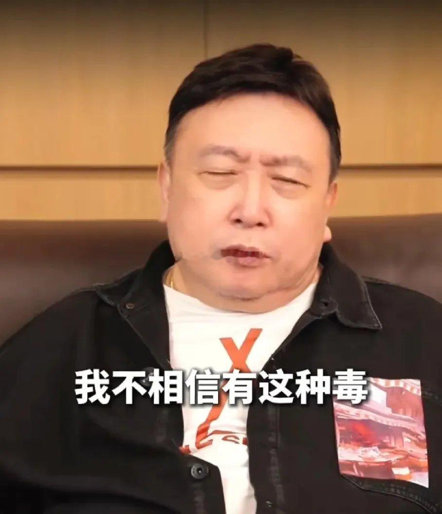 王晶对王杰嗓子被毒哑一事表示怀疑，认为其说法像武侠小说。他认为有一种毒药只伤喉咙