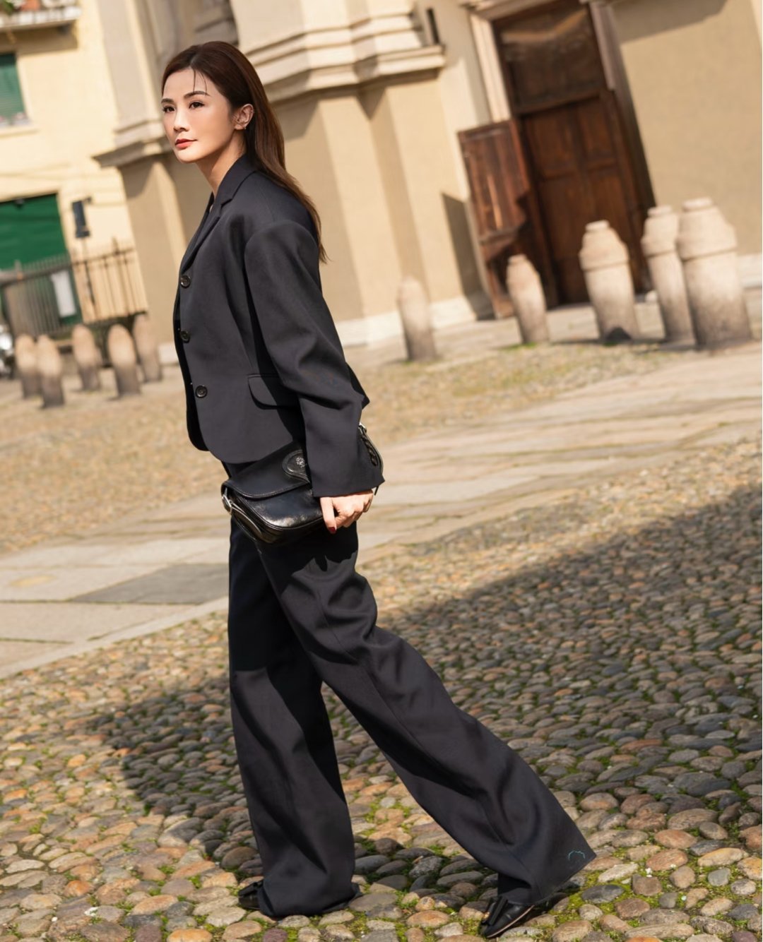 阿Sa蔡卓妍去年的一组写真日常～“🖤🌷今日是西裝“冷酷”Sa穿最颯的西裝拿最