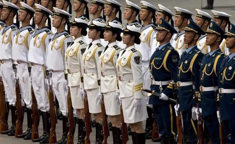 这段时间，外国元首频繁访华，导致中国人民解放军仪仗司礼大队出勤率格外的高。

毕