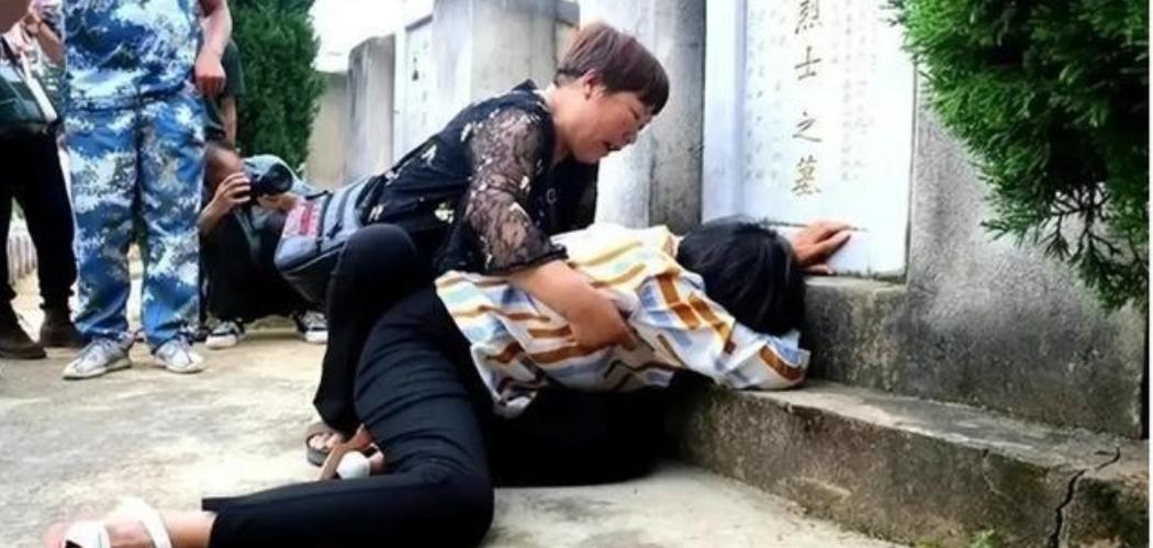 1984年，新婚三天的丈夫，上前线打仗不幸牺牲。不料，她的妻子却立马改嫁给了他的